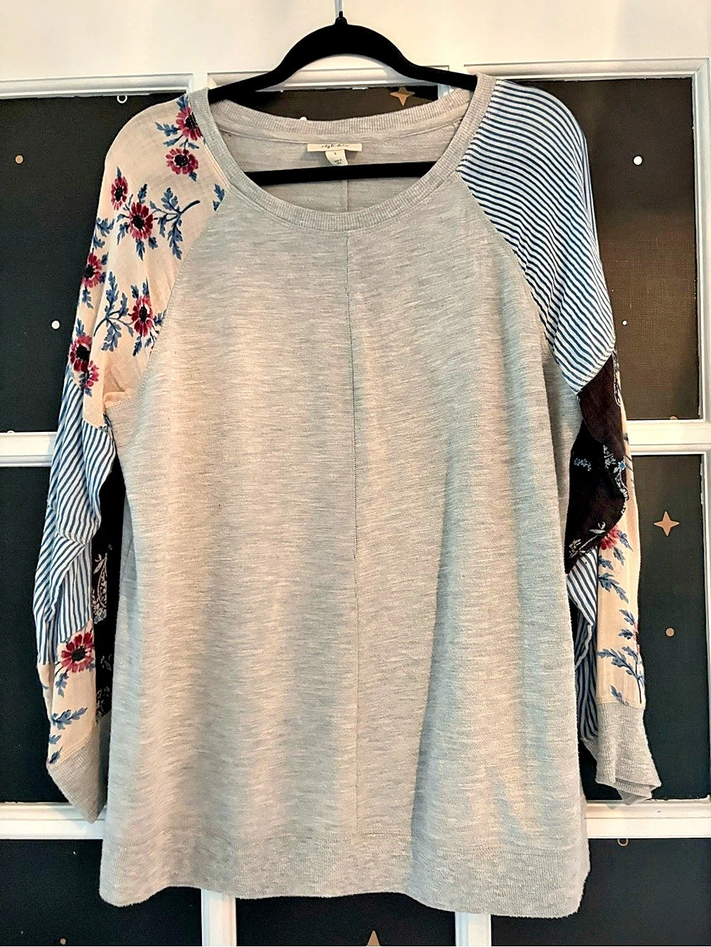 Style & Co Floral Sleeve Top in Gray & Blue Size Large Like New